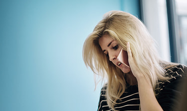 Blonde Frau am Handy Ragazza bionda al cellulare